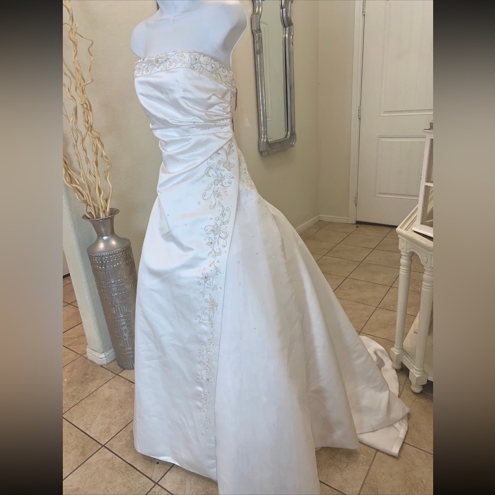 BOUTIQUE WEDDING GOWN SIZE 12 - Picture 4 of 11